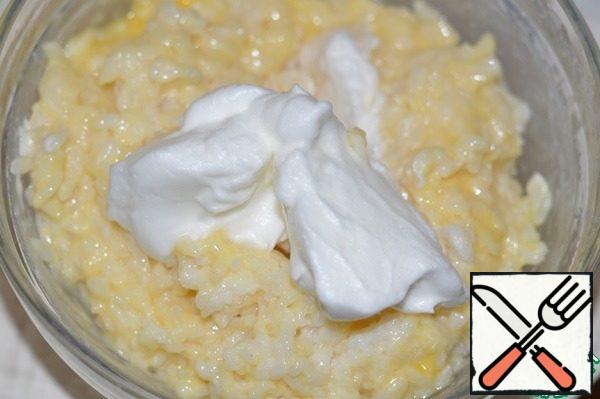 Whisk the egg whites into a strong foam and gently pour into the rice.
