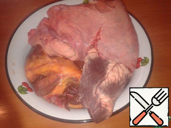 So, after going to the market, we now have a bull heart weighing 1.5 kg., a lung - 1.2 kg. and a piece of pork pulp weighing 500 gr. As I said, you can use pork offal, the cooking process will not change from this, it may take a little less time.
