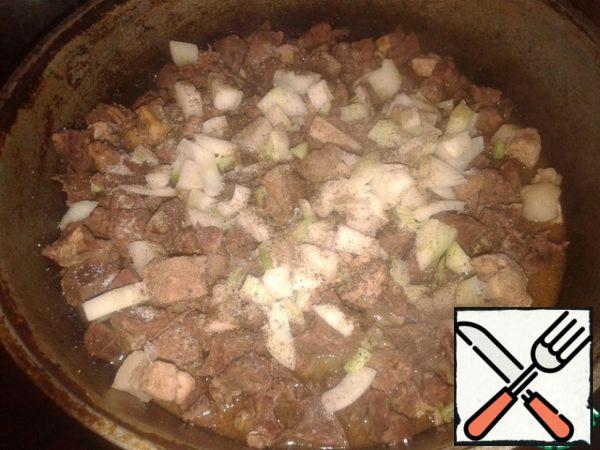After an hour, add the sliced pork, diced onion, salt and ground black pepper. Mix everything and continue to simmer. The aroma in the cooking process is unusual, it spreads throughout the apartment, so soon they start coming home from the kitchen with questions like "is this dinner?".
