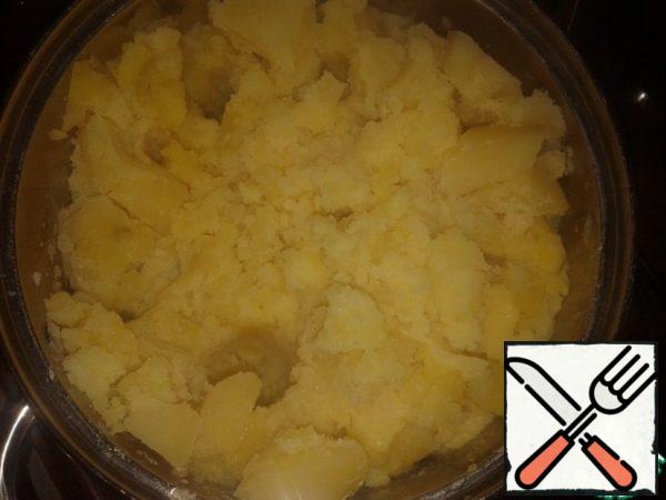 After the large pieces have already been crushed, we drive an egg into the minced meat and continue to beat with a mixer, periodically adding potatoes left over from the water. Mashed potatoes are very tender and almost without lumps.
