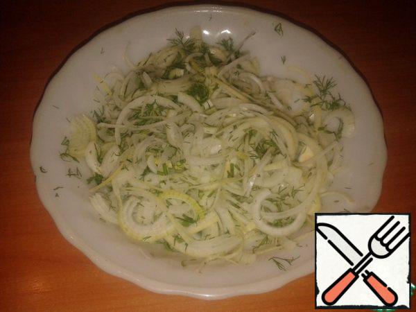 Separately, cut two onions into thin half rings and mix with finely chopped dill.