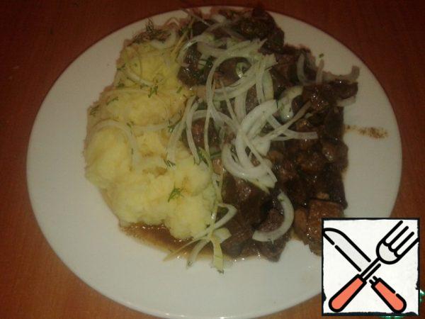 We spread our mashed potatoes on half of the plate, for the second half of baking. Sprinkle finely chopped onion and herbs on top. And serve.