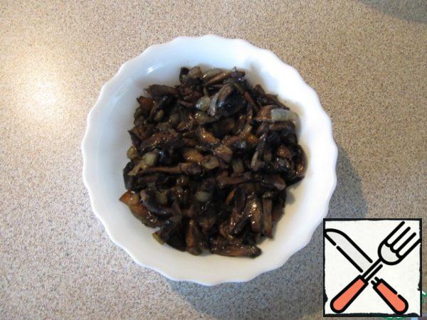 Mushrooms cut into slices, onion cubes and fry in sunflower oil until cooked (but don't fry). Then need, to oil with wild mushrooms glass. I put the mushrooms in a colander and put a plate on the bottom.