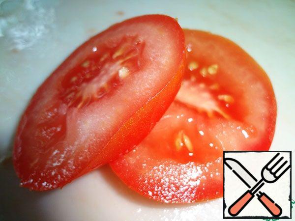 Cut the tomatoes into slices.
