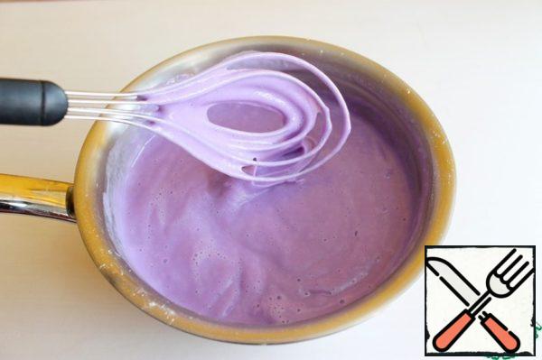 First prepare the pudding.
Mix cold milk with pudding powder and sugar.
Mix everything and put it on the fire to cook until thickened.
If you don't have blueberry pudding, take a regular one, and then add blueberry puree, for example, 50 gr.
Well, in general, look at the color saturation.
So, we boil our pudding, remove it from the fire, cover it with a film and put it to cool.
I put it in cold water. We'll need some warm pudding.