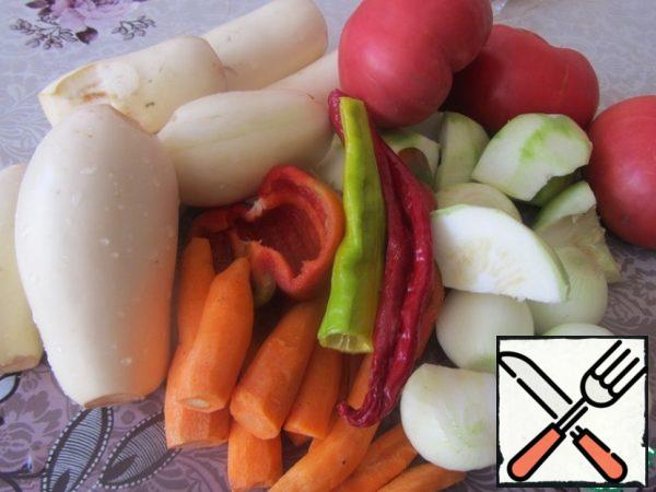 For cooking vegetables.
Wash everything.
Peel carrots, garlic and onions, cut off the skin from zucchini and eggplant (if young, then you can leave it, I have white eggplants, they have a tender crust, I left it), pepper to free them from seeds.
