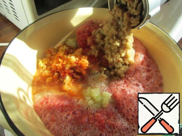 All vegetables, except garlic, pass through a meat grinder.
