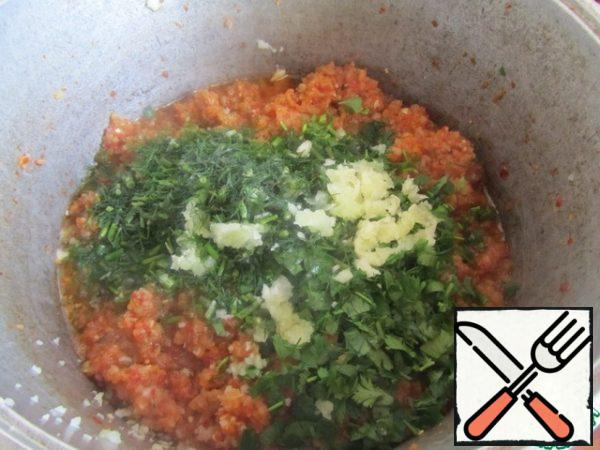Add salt, sugar and spices to the vegetables to taste, chopped herbs and garlic passed through the press.
Fry for 5 minutes, and everything is ready!