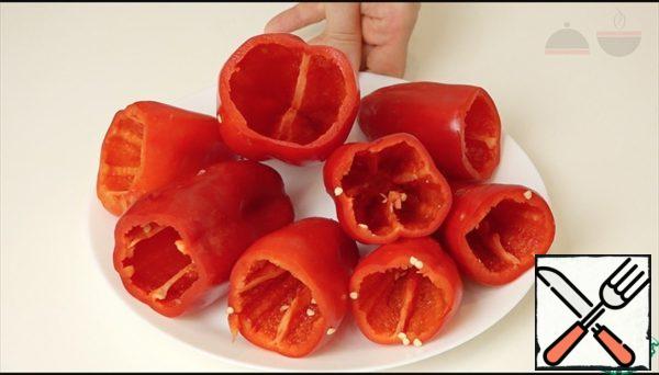 I usually cook this pepper with minced pork - this is how it tastes best. I boil the rice in advance until it is half cooked.
Peel the pepper from the seeds. I chop onions, grate carrots on a coarse grater. Grate the tomatoes as well.
