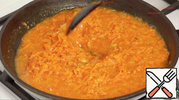 Now prepare the sauce.
Fry the onion in vegetable oil (the second half). Add sugar. After a few minutes, we send carrots to the onion. Fry again for 3-4 minutes. Then add the grated tomatoes, sour cream and salt. Simmer for a few minutes. And pour the ready-made sauce, pepper.