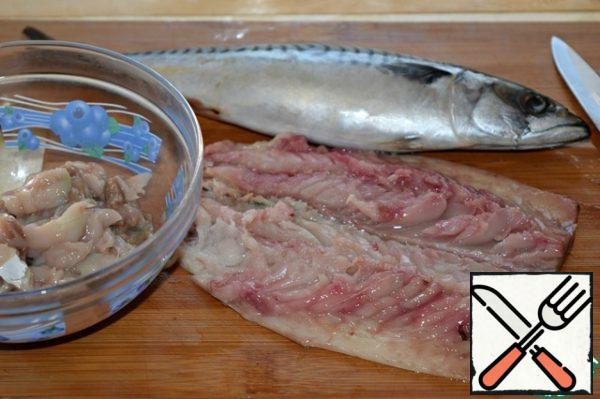 Mackerel gut, wash, cut off the head, tail, remove bones.
Fillet (350-370 g) to disassemble into small pieces with your hands or slice with a knife.
You can grind the fish with a blender or meat grinder, but I really like it when the cutlets come across pieces of fish.