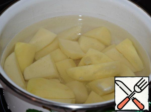 Peel the potatoes and boil until tender.
Mash into a puree.
