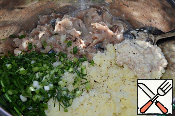 In a bowl, mix mackerel, chopped green onions, mashed potatoes and horseradish.
Salt and pepper.
Knead the minced meat.