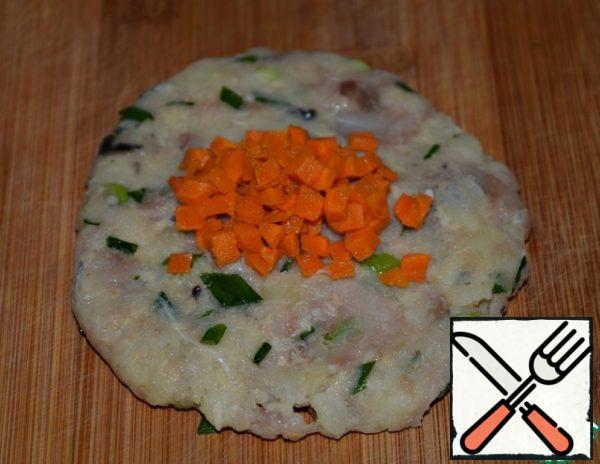 Divide the minced meat into 6-8 parts.
From each to form a tortilla.
Put a teaspoon of carrots in the middle.