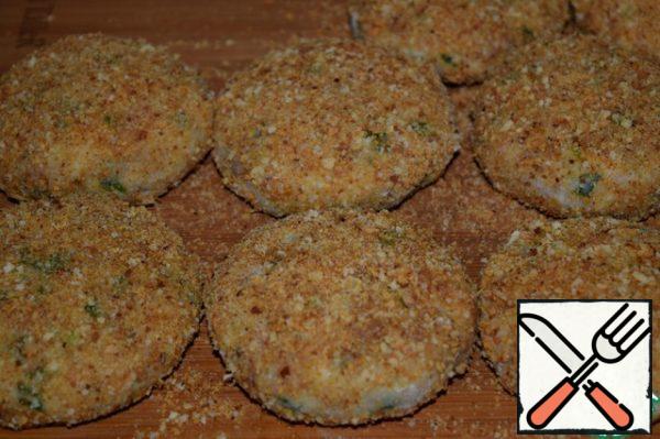Put the cutlets in the refrigerator for 15-20 minutes.
Such cutlets are very convenient to prepare in advance and put in the freezer. Just before frying the cutlets, they should be taken out of the freezer for 15 minutes and left at room temperature.