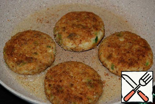 Fry the cutlets in a small amount of vegetable oil over medium heat for 4-5 minutes.
Turn over and simmer the cutlets under the lid for another 4-5 minutes.
Serve with vegetable salad.
By the way, the cutlets turn out very tasty even when they cool down.