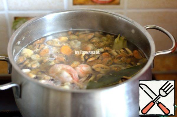 Seafood (I mainly mussels, a little shrimp, some squid) cover with water, add the Laurel and the peppers, onion wedges and carrots, cut into thin rounds;
Cook from the moment of boiling for 10 minutes, remove the foam;