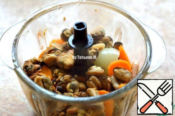 With a slotted spoon, put the seafood together with the rest, except for the bay leaf, into the chopper, drain the excess water, cool;
