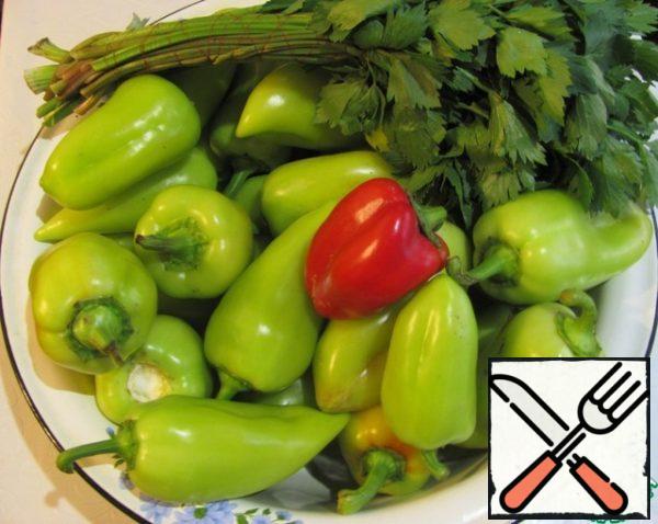 Prepare the pepper and celery. Wash them.
