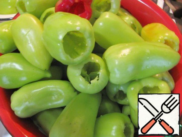 Remove the stalk with seeds from the pepper.
