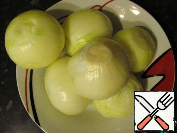 Peel the onion.
