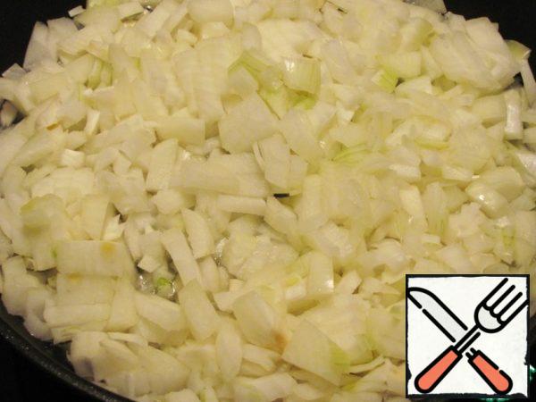Cut it into small pieces and send it to stew in a frying pan with oil over low heat until soft. Stir frequently. Do not fry the onion!
