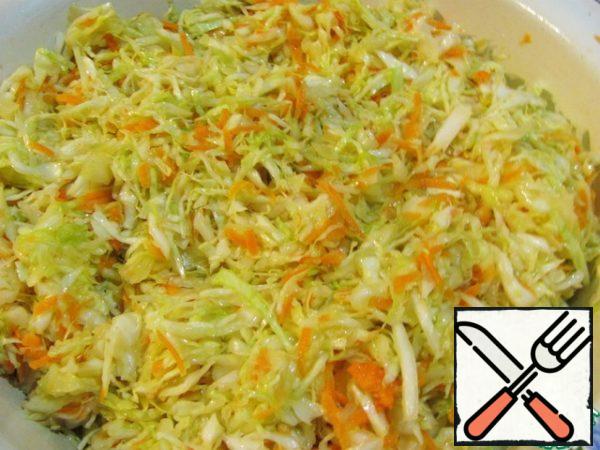 Add salt. Definitely a stone, and not iodized. And pressing with your hands, mix everything well. Taste. It should be a little salty. Then add the onion and mix well again.
