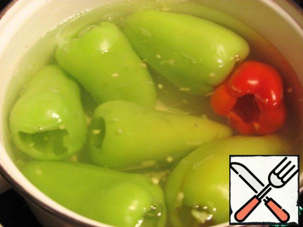 Let's go back to pepper. Put a pot of water on the fire. When the water boils, put the peppers in it, we will blanch them in portions. As soon as the pepper can be pierced with a fork, remove it from the water and add a new portion.
