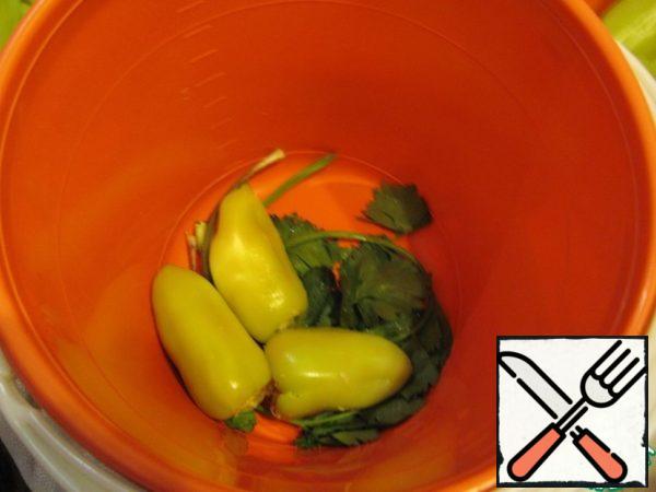 We always put this amount of pepper in two buckets. One will not fit, and there will be a lot of juice. Put a few stalks of celery and stuffed peppers with cabbage on the bottom (as tightly as possible), lay them close to each other.

