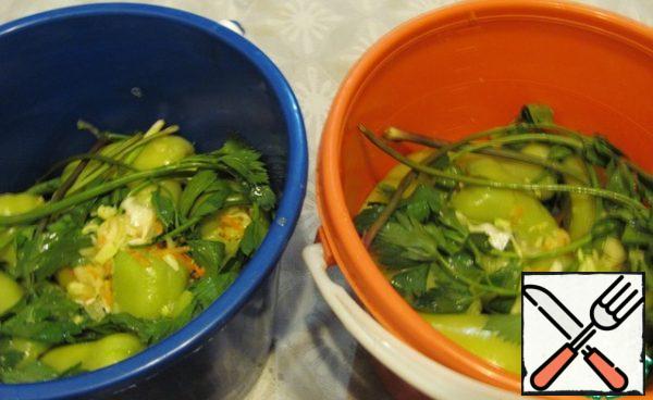 After each row of peppers, add the celery again. Spread the pepper just above the middle of the mold.
