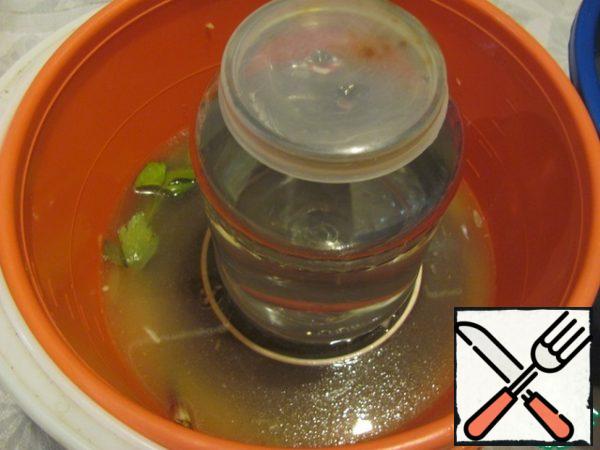 At an average daily temperature of 10-12 degrees, I ferment them after 5 days. Somewhere on the third day, they started testing the juice for acidity. The whole process depends on the outdoor temperature. When you feel that the juice has become sour and with a cabbage flavor, then it's ready.