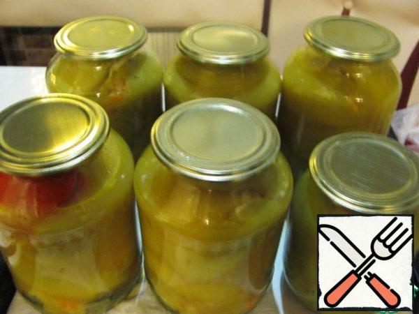 Now we put them in jars. I have a liter and a half. Put the celery on the bottom of the jar, and carefully fold the pepper on top. Fill the jar with the juice that remains after the starter. Cover the jars with lids and send them to the oven for sterilization, at a temperature of 170 degrees. From the moment the first bubbles appear in the jars, sterilize them for 20 minutes. Remove the jars from the oven and roll them up. Send them under a warm blanket until they cool down completely.