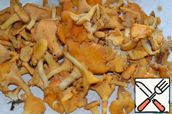 Fill the chanterelles with cold water and leave for 20 minutes. Then rinse thoroughly from debris and soil.
