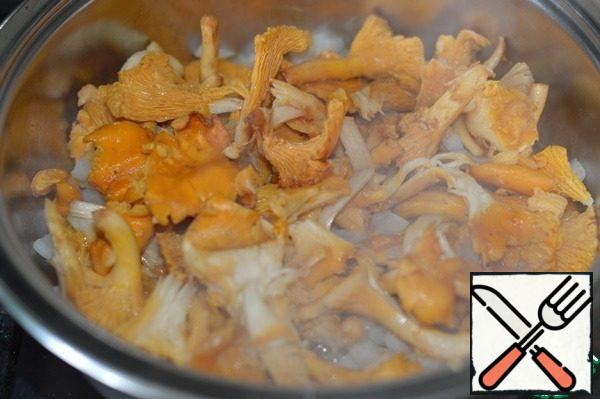 Chop the onion, dry the chanterelles. Cover the Zepter pan and put it on medium heat. When the arrow of the temperature controller reaches the middle of the green field on the dry state scale, you can start cooking. Put the onion and chanterelles in a saucepan and cook with the lid open for a couple of minutes. I did this to evaporate some of the moisture from the mushrooms.

