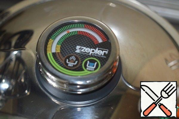 Put it in a saucepan, add ground black pepper, cover, reduce the heat to a minimum and cook for 10 minutes. Then remove from the heat and leave for another 10 minutes.
