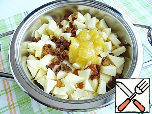 Apples cut into small pieces, pour them into a saucepan Zepter, add honey.
Raisins well washed, dried with a towel, add to the apples.
