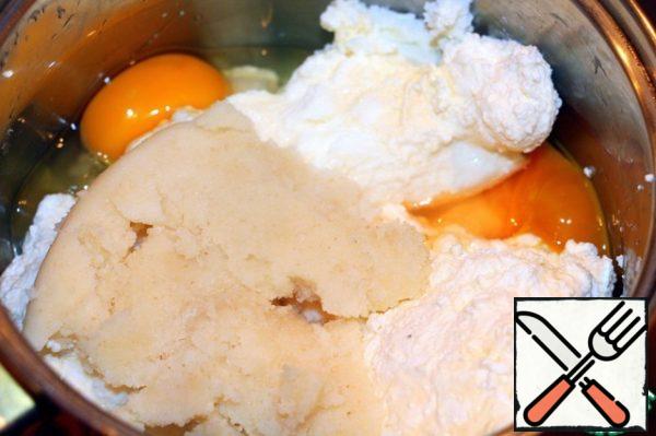 Cool and mix all the ingredients of the curd filling with a blender.
