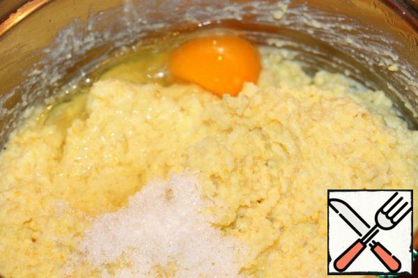Millet porridge a little cool, add eggs, coconut, vanilla and mix.