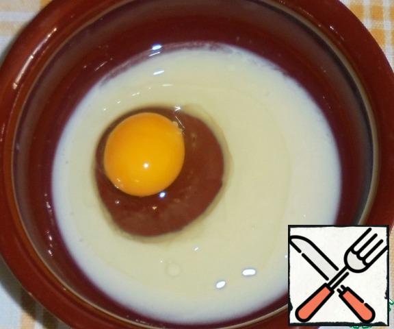 Add the egg to the milk and mix.