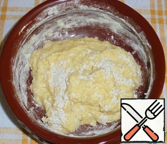 Add olive oil, the rest of the flour and knead the dough.
Leave the dough for 1-2 hours in a warm room.