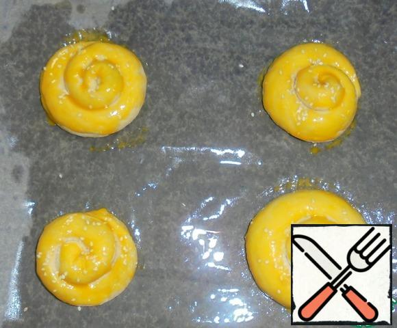 Rolls spread out on a baking sheet.
Grease with yolk and sprinkle with sesame seeds.
Bake buns for about 45 minutes at 200 degrees.
Warm buns sprinkle with powdered sugar and serve with tea.
