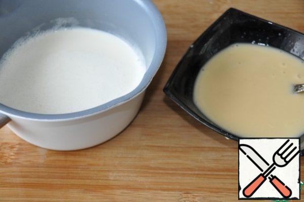 Pour the remaining milk into a saucepan and bring to a boil. Remove the milk from the stove, add the milk pudding mixture in a trickle, stir, put on fire, bring to a boil and cook until thickened for 1 minute.
