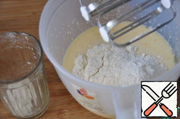 Pour in the flour, mix thoroughly so that there are no lumps, beat.
