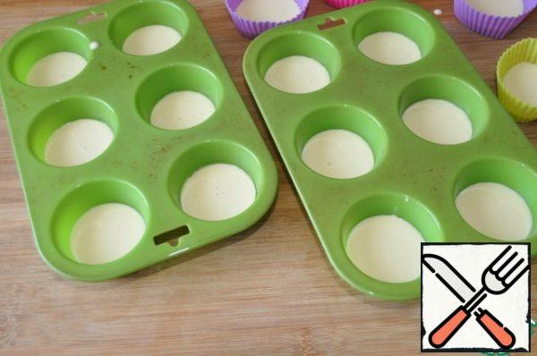 Preheat the oven to the maximum temperature (230-240 degrees), put it in silicone molds, which will bake (you can use metal with Teflon coating).
Take out the molds. In hot molds, pour half the dough. Immediately put in the oven.
You will see how the dough will grow before your eyes. Buns will get out-jump out of the molds. After 15 minutes, reduce the heat to 180 degrees, give to brown, dry buns for another 15 minutes.