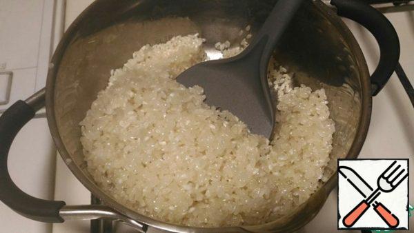 Before cooking, I like to fry a little rice in vegetable oil.
Then pour water in a ratio of 2: 1 and cook the rice until the water boils. In the process of cooking add salt.
