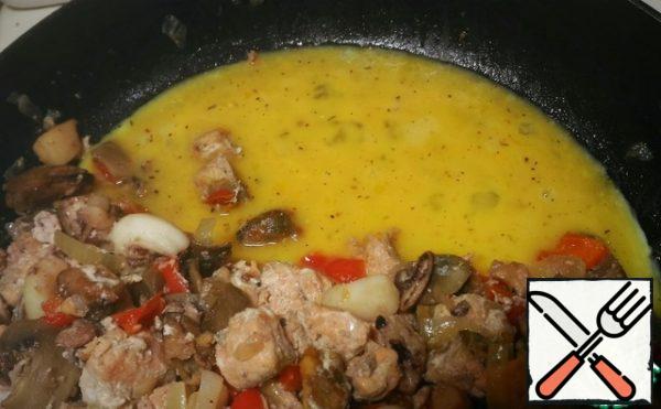 Beat two eggs in a glass with a fork.
Mix the vegetables with the seafood and pour the next egg.