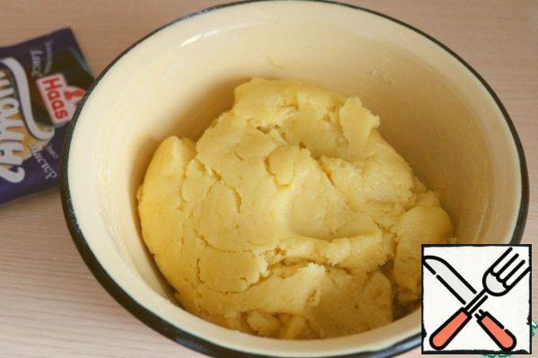 Knead the dough.
