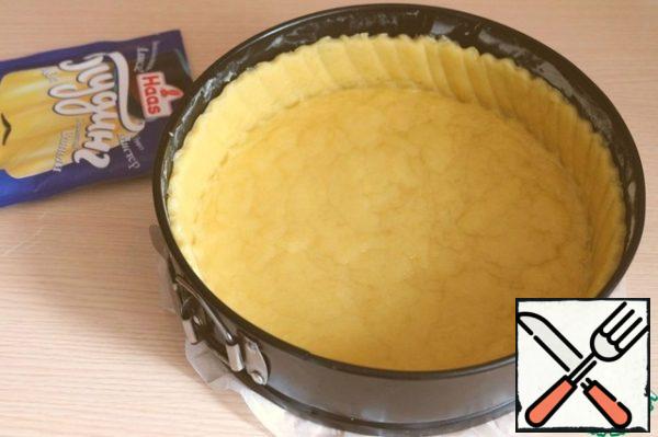 Put the dough into the mold, make a side, level it.
