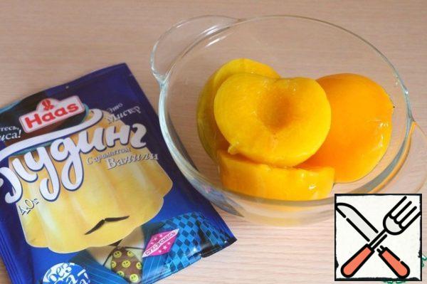 For the filling, we will need canned peaches.
