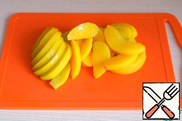 Peaches cut into thin slices.